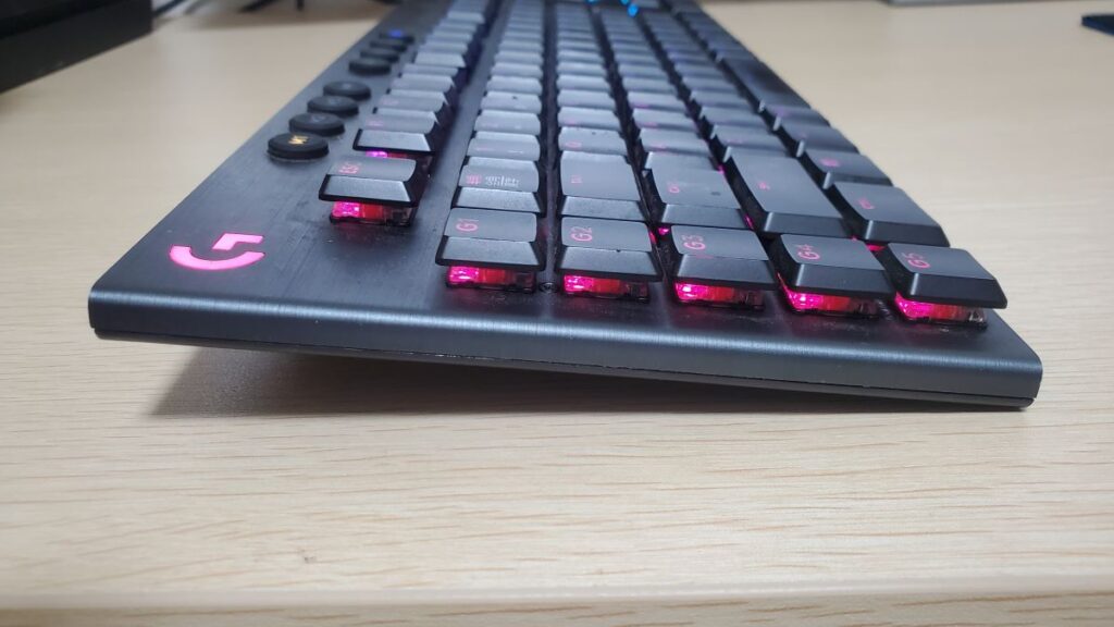 Logicool G Keyboard G913 side